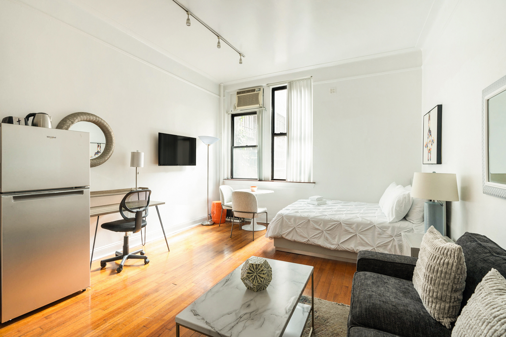 Short photo description should go right here